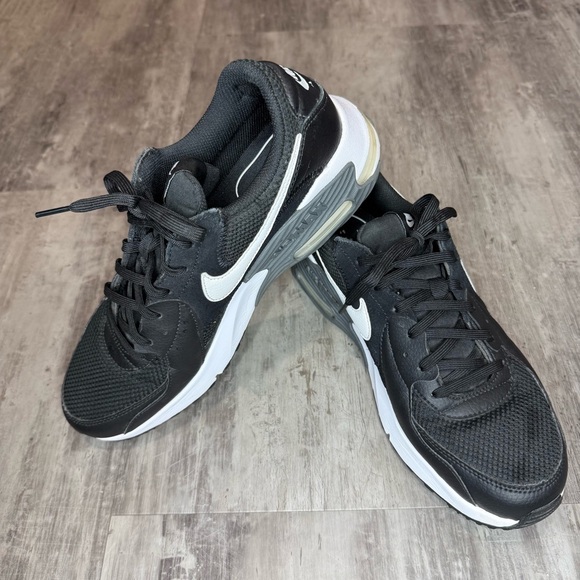 Nike Air Max Black and White Athletic Shoes Women’s Size 9.5